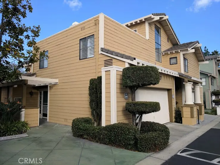 Townhouse for rent at 13449 Murphy Hill Drive, Whittier, CA featuring 2 beds and 3 baths