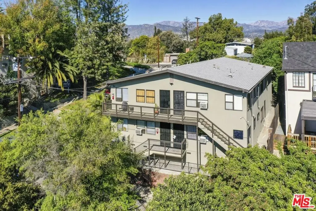 Condominium for rent at 2986 Waverly Drive 4, Los Angeles, CA featuring 1 bed and 1 bath