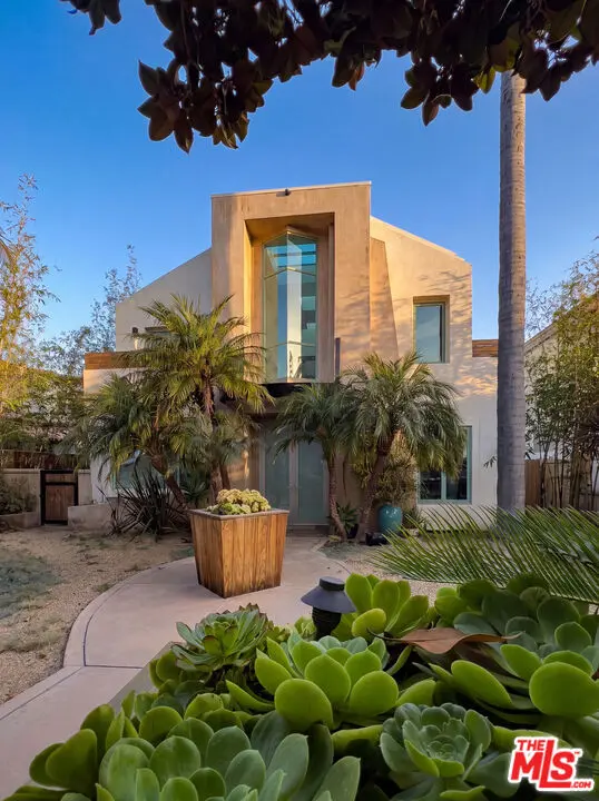 Residential Lease for rent at 358 11th Street, Santa Monica, Los Angeles County, CA featuring 5 beds and 5 baths