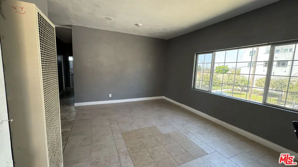 Single Family Residence for rent at 924 S Sunol Drive 1/2, Los Angeles, CA featuring 3 beds and 2 baths