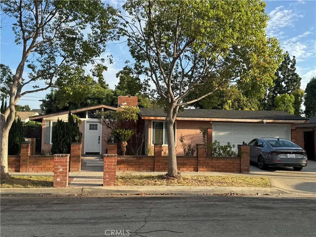 Single Family Residence for rent at 2128 W Larkspur, Orange, CA featuring 5 beds and 1 bath