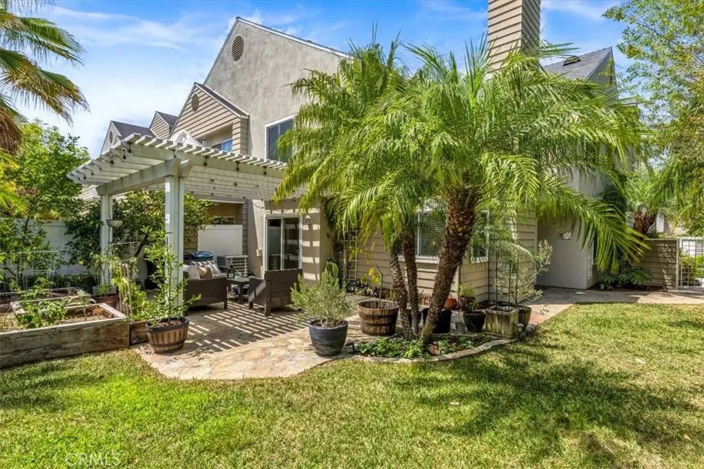 Condominium for sale at 16 Pineoak, Aliso Viejo, CA featuring 2 beds and 3 baths
