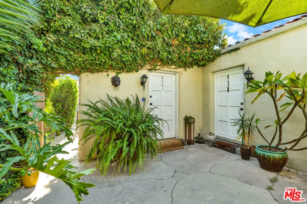 Single Family Residence for sale at 811 N Citrus Avenue, Los Angeles, CA featuring 3 beds and 2 baths