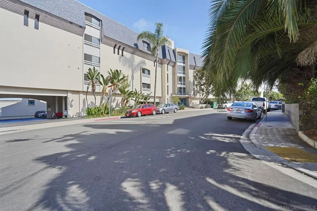 Single Family Residence for rent at 3991 Crown Point Dr 116, San Diego, CA featuring 2 beds and 2 baths