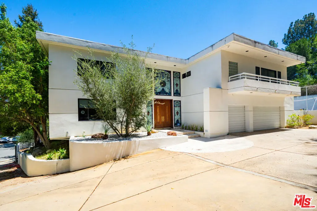 15656 Crownridge Place, Sherman Oaks, CA — listing photo 1
