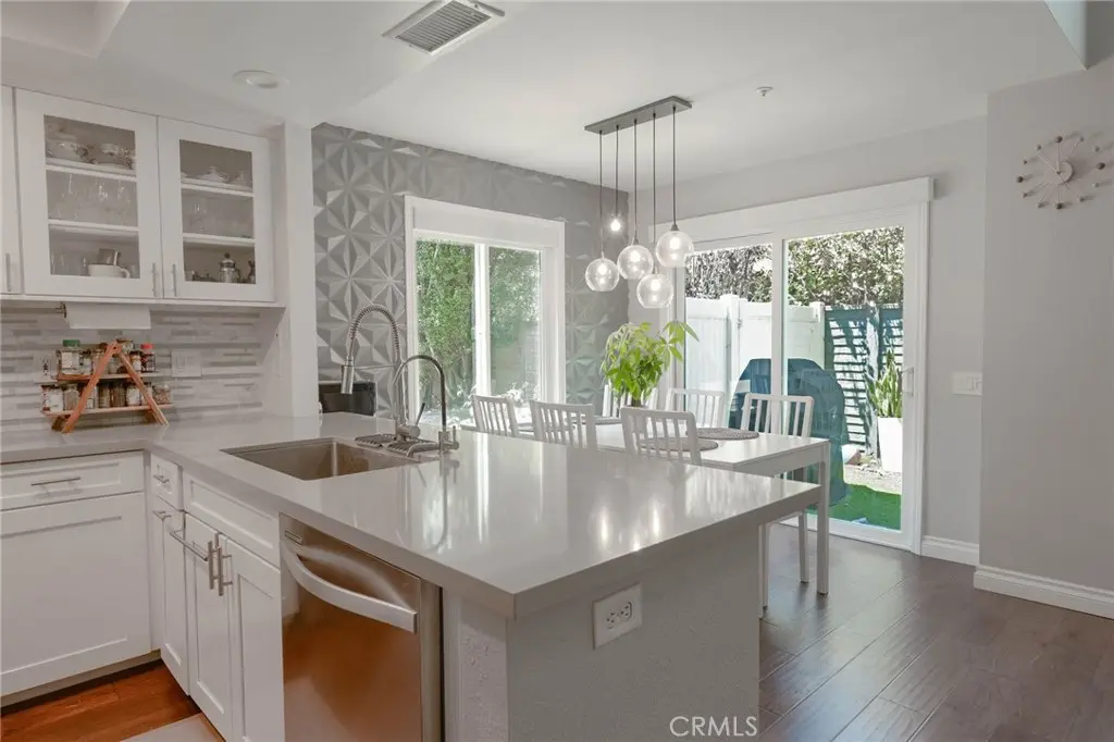 543 Victoria M, Costa Mesa, CA — listing photo 1