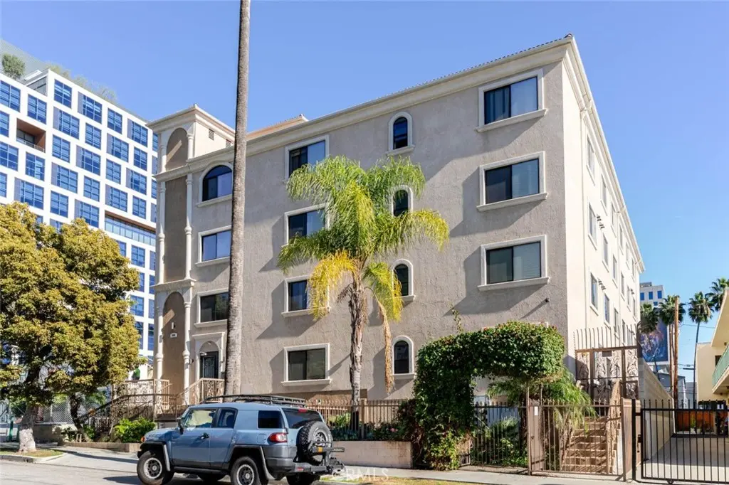 Residential Lease for rent at 1466 Tamarind Avenue 401, Los Angeles, Los Angeles County, CA featuring 2 beds and 2 baths