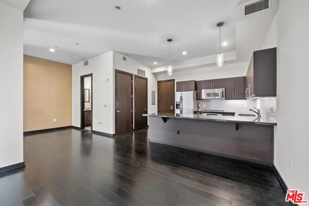 Residential Lease for rent at 655 S Hope Street 1006, Los Angeles, Los Angeles County, CA featuring 1 bed and 1 bath