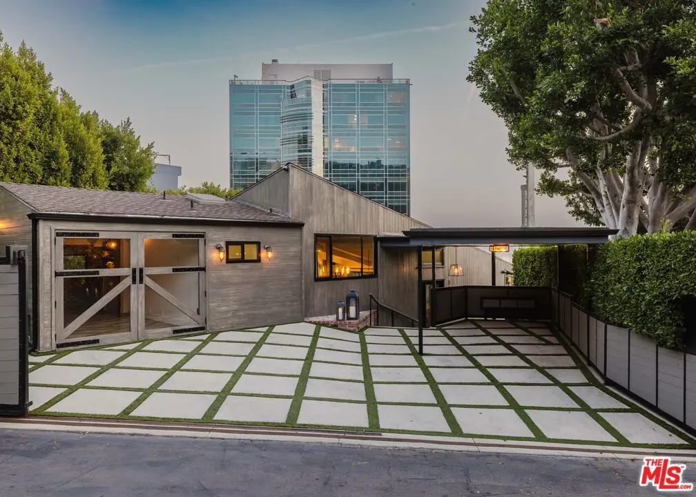 Residential Lease for rent at 1310 LONDONDERRY Place, Los Angeles, Los Angeles County, CA featuring 1 bed and 2 baths