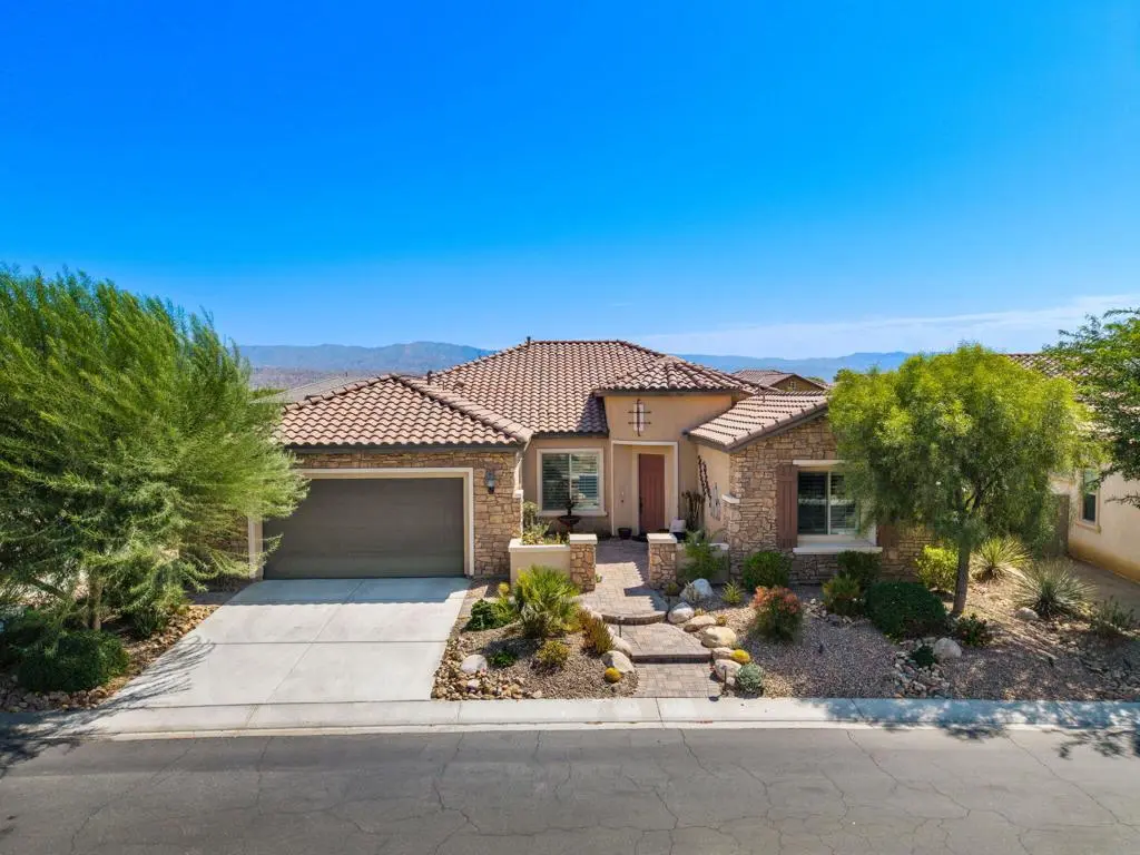 Single Family Residence for rent at 76 Bordeaux, Rancho Mirage, CA featuring 3 beds and 2 baths