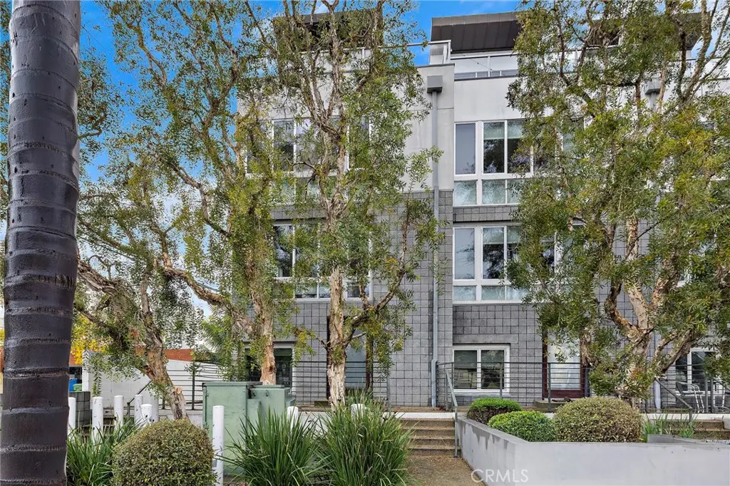 Residential Lease for rent at 4151 Redwood Avenue #106, Los Angeles, Los Angeles County, CA featuring 3 beds and 4 baths