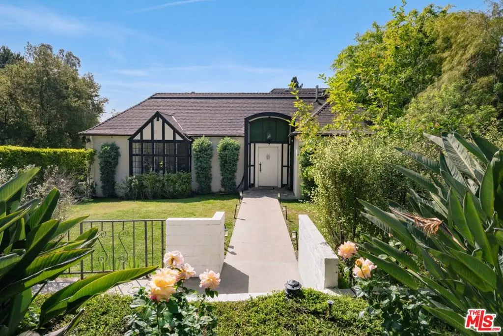 Residential Lease for rent at 690 Westgate Street, Pasadena, Los Angeles County, CA featuring 4 beds and 4 baths