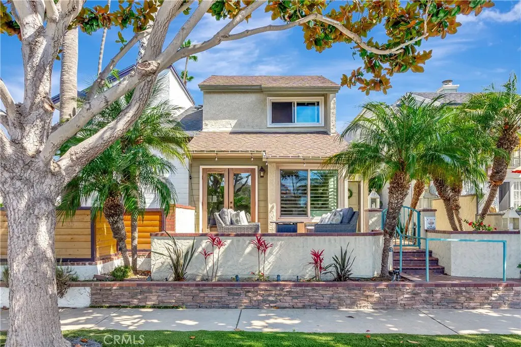 Single Family Residence for sale at 626 9th Street, Huntington Beach, CA featuring 2 beds and 3 baths