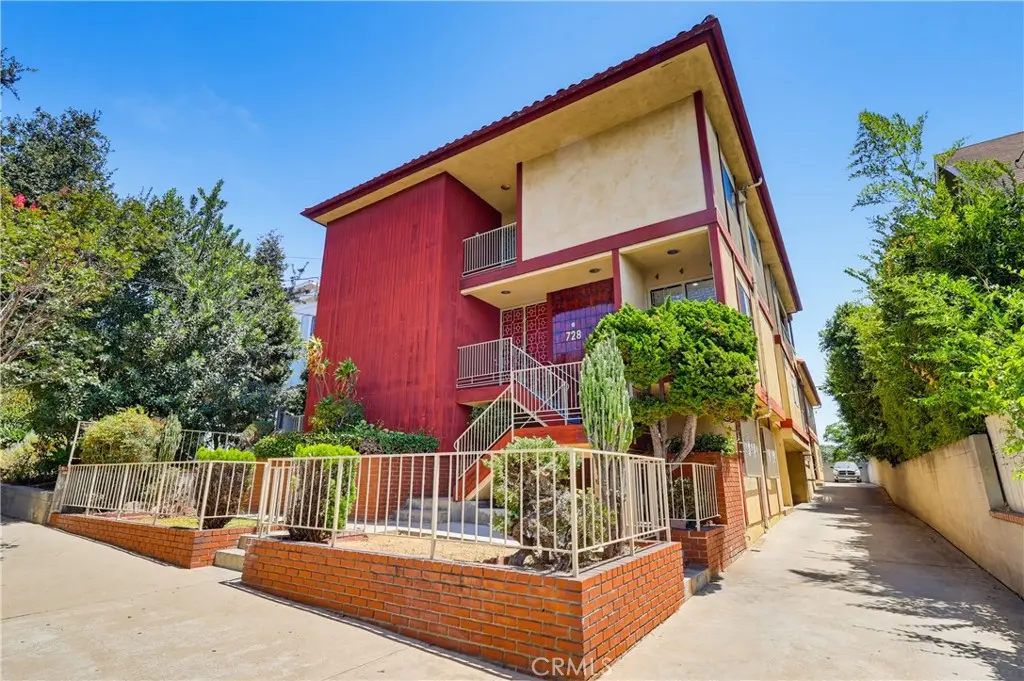 Single Family Residence for sale at 728 E Kensington Road, Los Angeles, CA featuring 16 beds and 10 baths