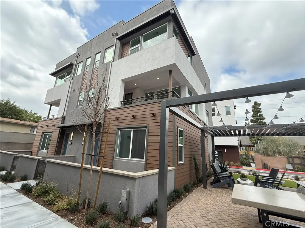Condominium for rent at 693 S Lyon Street, Santa Ana, CA featuring 4 beds and 4 baths