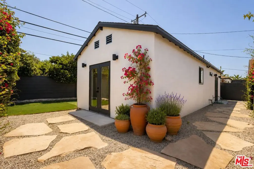 Residential Lease for rent at 3618 Chesapeake Avenue, Los Angeles, Los Angeles County, CA featuring 2 beds and 1 bath