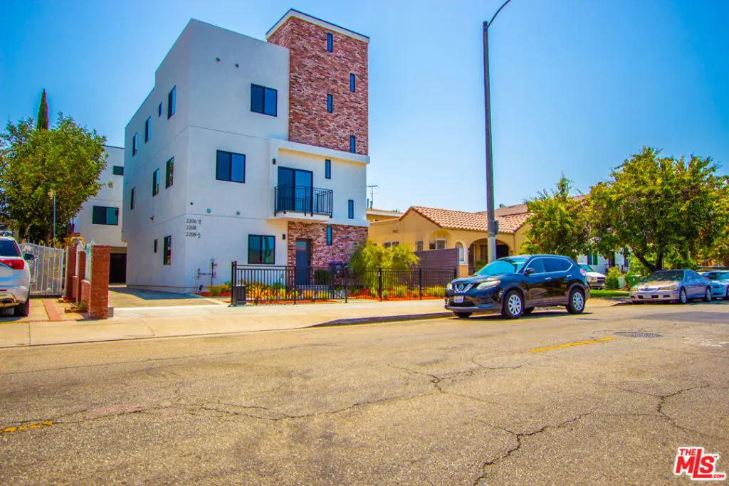 Condominium for rent at 2206 HAUSER Boulevard 1/2, Los Angeles, CA featuring 3 beds and 3 baths