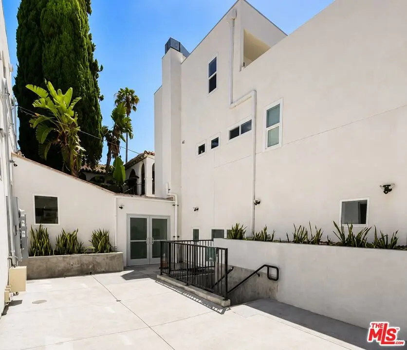 Residential Lease for rent at 1409 N Hobart Boulevard 101, Los Angeles, Los Angeles County, CA featuring 2 beds and 1 bath