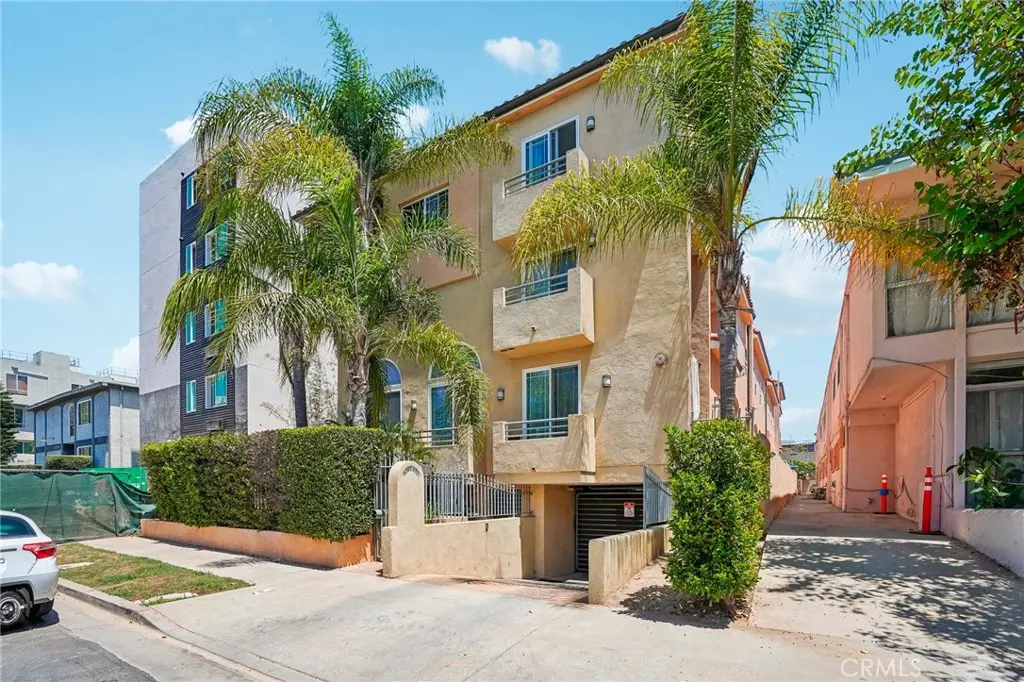 Condominium for sale at 1536 Hi Point Street 103, Los Angeles, CA featuring 2 beds and 3 baths