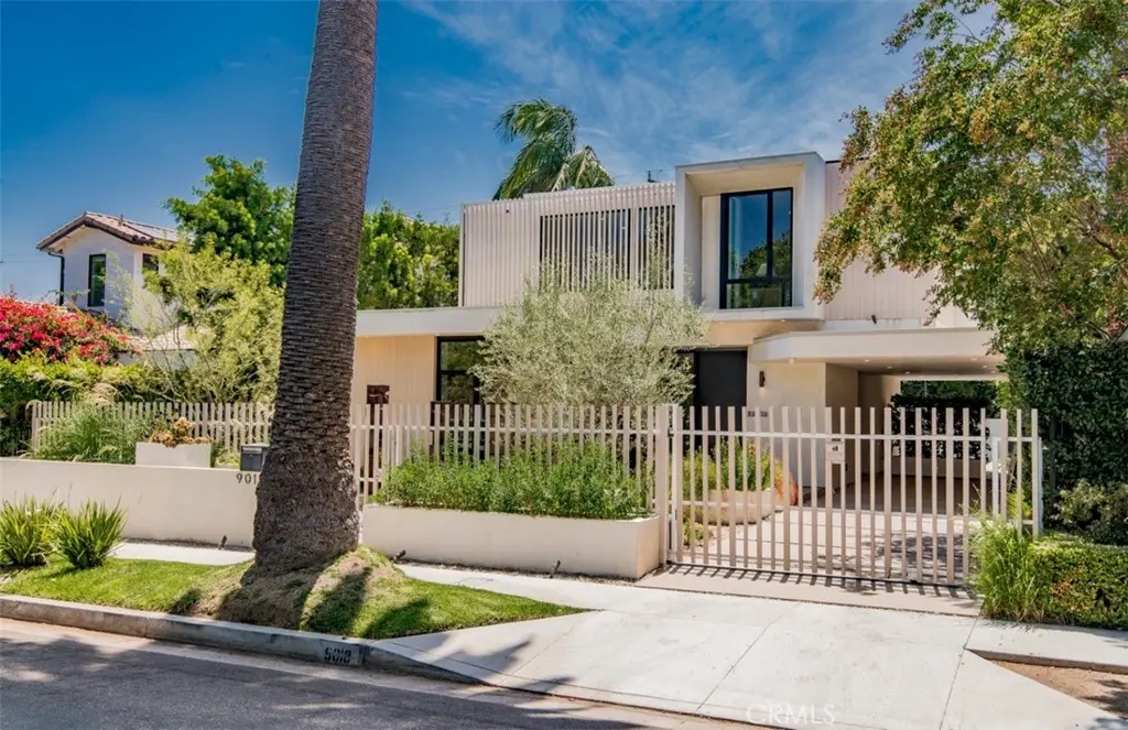 Residential Lease for rent at 9018 Dorrington Avenue, West Hollywood, Los Angeles County, CA featuring 5 beds and 7 baths