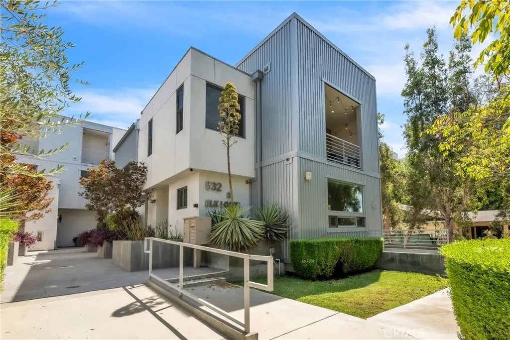 Condominium for rent at 532 W Elk Avenue 1, Glendale, CA featuring 2 beds and 3 baths