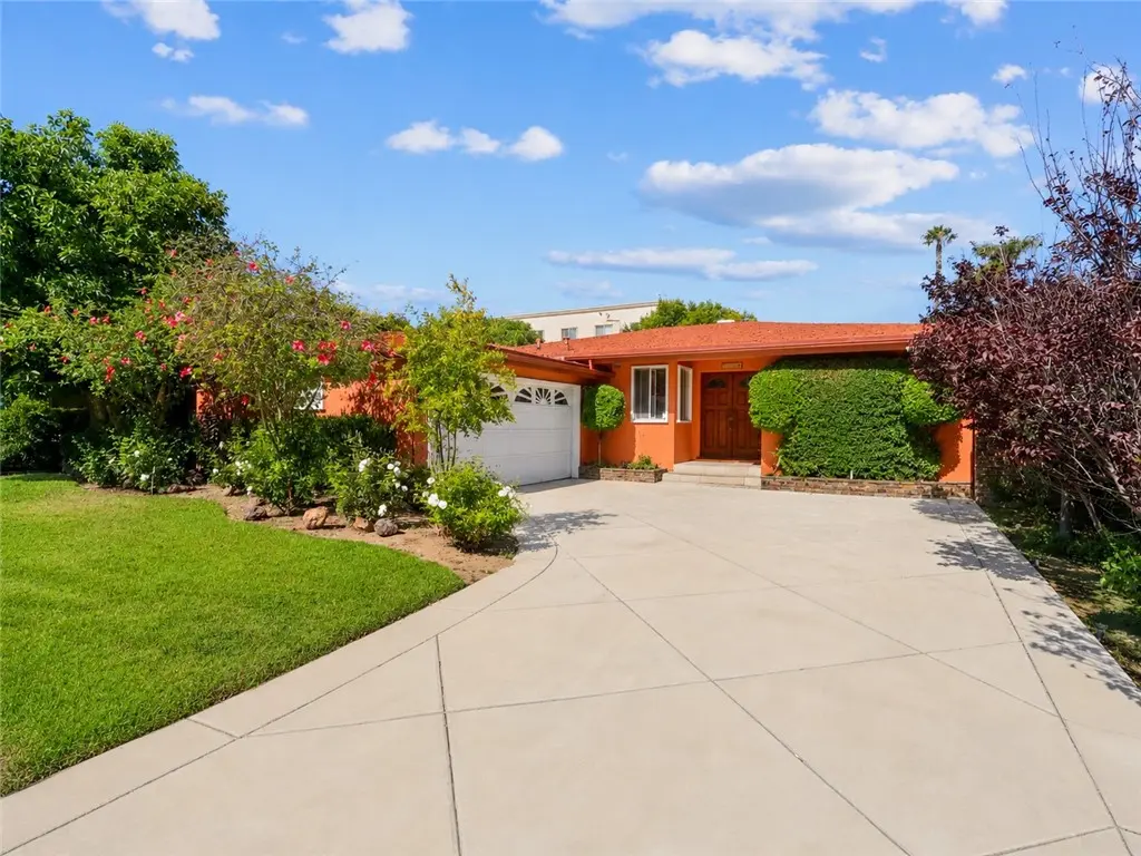 7044 Mammoth Avenue, Van Nuys, CA — listing photo 1