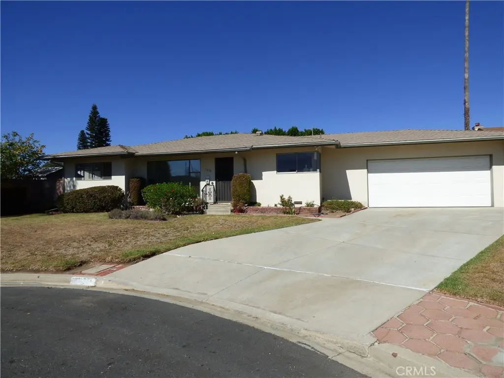 Single Family Residence for rent at 5436 Robinhood Avenue, Temple City, CA featuring 2 beds and 2 baths