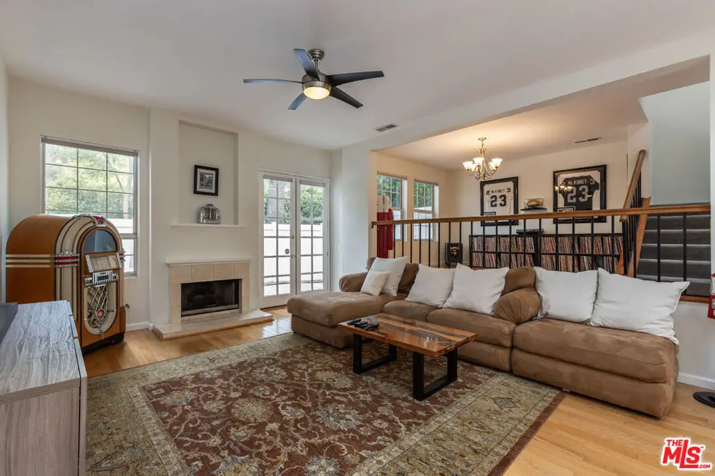 20950 Oxnard Street 10, Woodland Hills, CA — listing photo 1