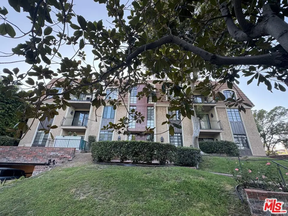 Condominium for sale at 801 S Plymouth Boulevard 302, Los Angeles, CA featuring 3 beds and 2 baths