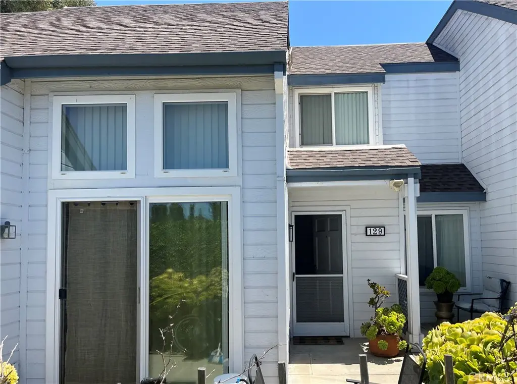 Residential Lease for rent at 129 Greenmoor, Irvine, Orange County, CA featuring 3 beds and 2 baths