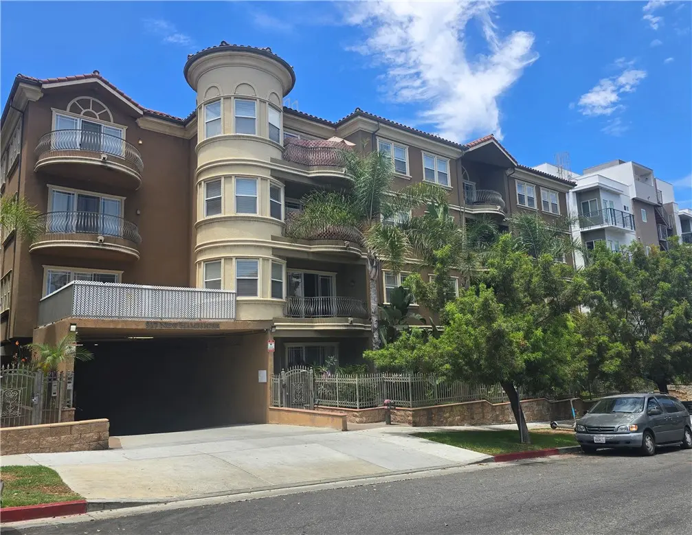 Condominium for sale at 917 S New Hampshire 301, Los Angeles, CA featuring 2 beds and 2 baths