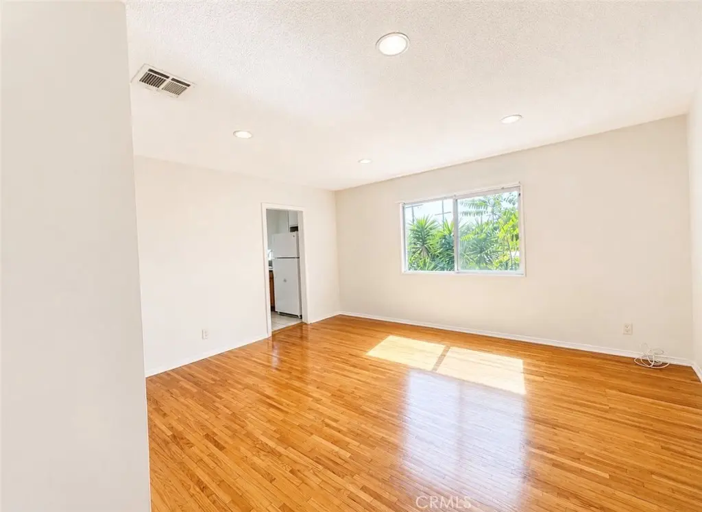 Residential Lease for rent at 1372 W 36th Street 4, Los Angeles, Los Angeles County, CA featuring 2 beds and 1 bath