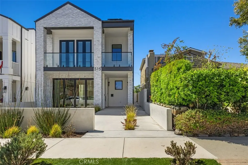 Residential Lease for rent at 515 1/2 Jasmine Avenue, Newport Beach, Orange County, CA featuring 2 beds and 3 baths