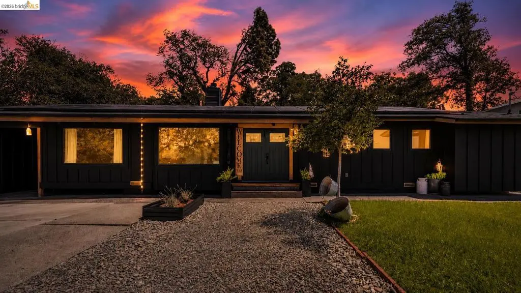 Single Family Residence for sale at 19813 Via Redonda Rd, Sonora, CA featuring 3 beds and 2 baths