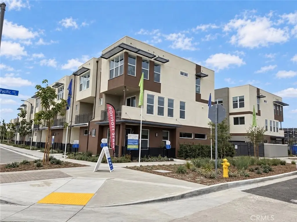 Townhouse for rent at 652 E Fourth Street, Pomona, CA featuring 3 beds and 3 baths