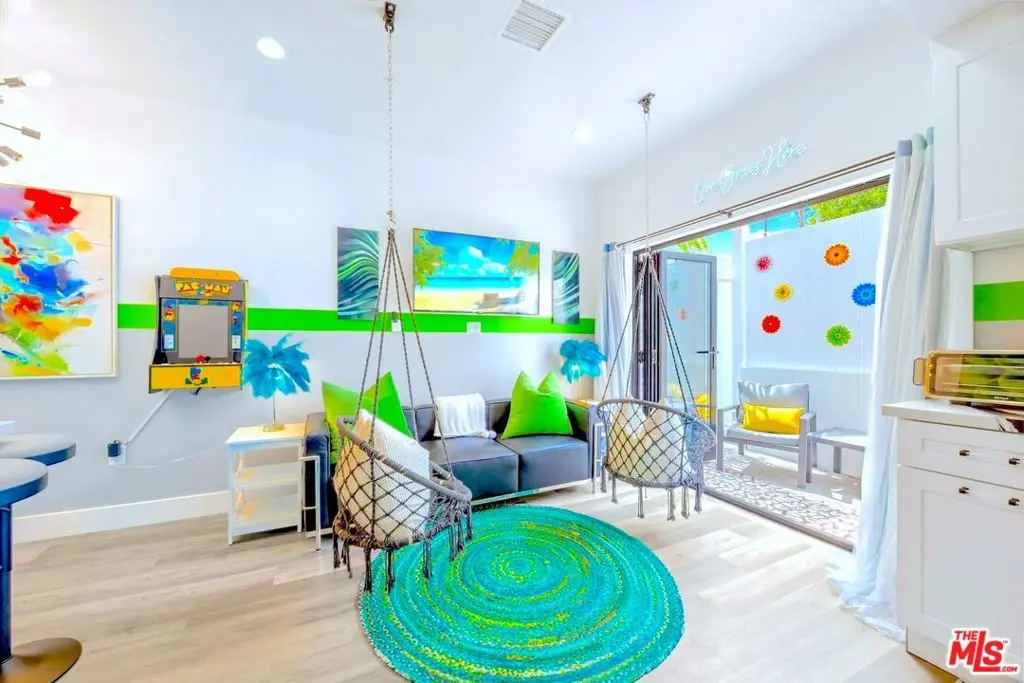 Residential Lease for rent at 5853 Vineland Avenue C, Los Angeles, Los Angeles County, CA featuring 3 beds and 2 baths