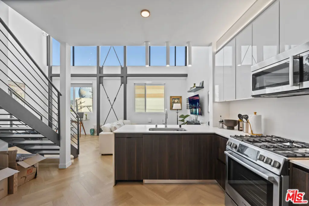Residential Lease for rent at 5570 Melrose 405, Los Angeles, Los Angeles County, CA featuring 1 bed and 1 bath