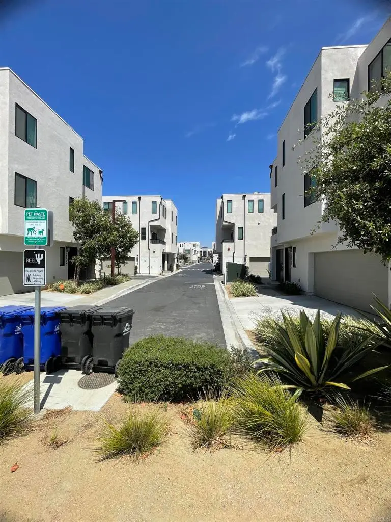 Condominium for sale at 2002 Vela Ln, San Diego, CA featuring 3 beds and 3 baths