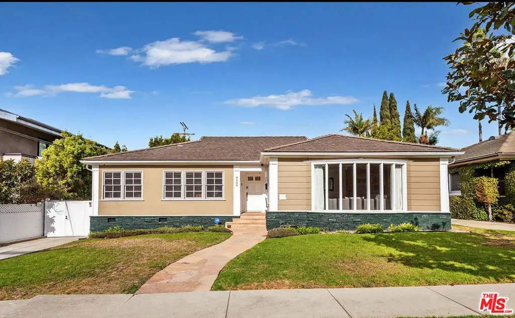 Residential Lease for rent at 9509 Cresta Drive, Los Angeles, Los Angeles County, CA featuring 3 beds and 3 baths