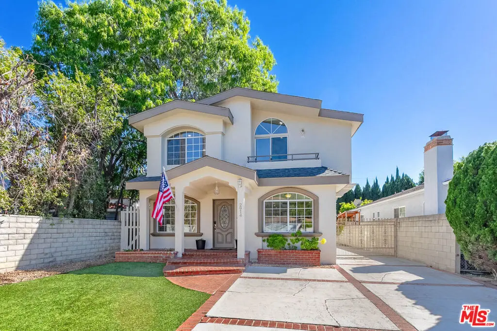 Residential Lease for rent at 2914 Castle Heights Avenue, Los Angeles, Los Angeles County, CA featuring 5 beds and 4 baths