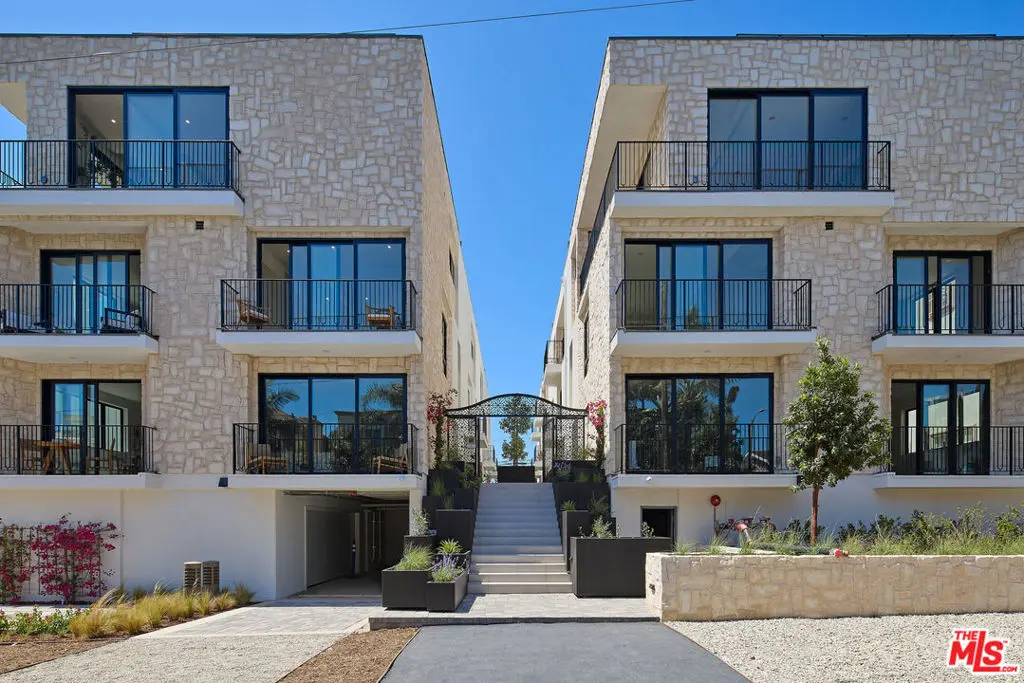 Condominium for sale at 11967 Mayfield Ave 105, Los Angeles, CA featuring 3 beds and 4 baths