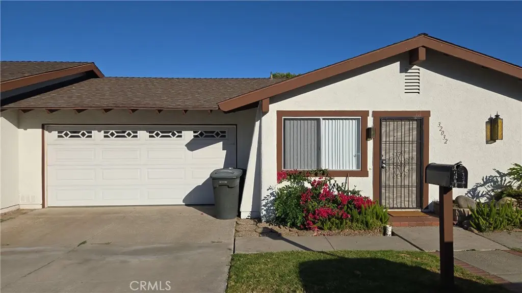 Townhouse for rent at 32232 Via De Aguila, San Juan Capistrano, CA featuring 2 beds and 2 baths