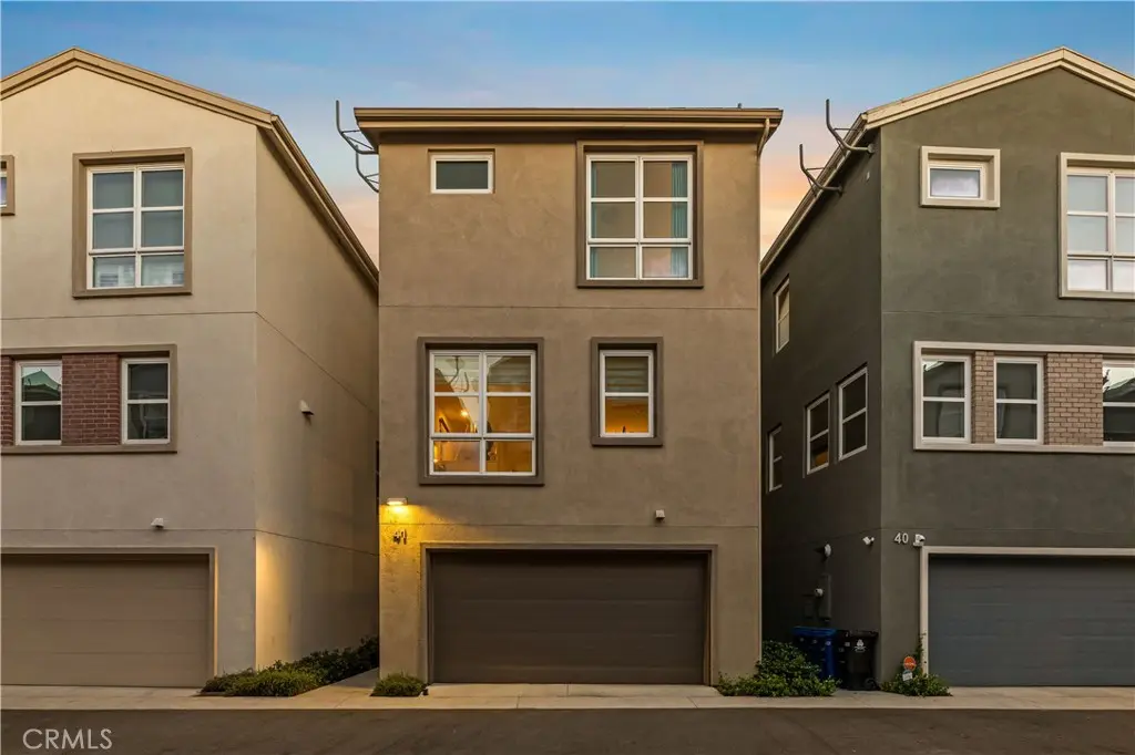 Townhouse for sale at 2700 41 E Chaucer E 41, Los Angeles, CA featuring 4 beds and 4 baths