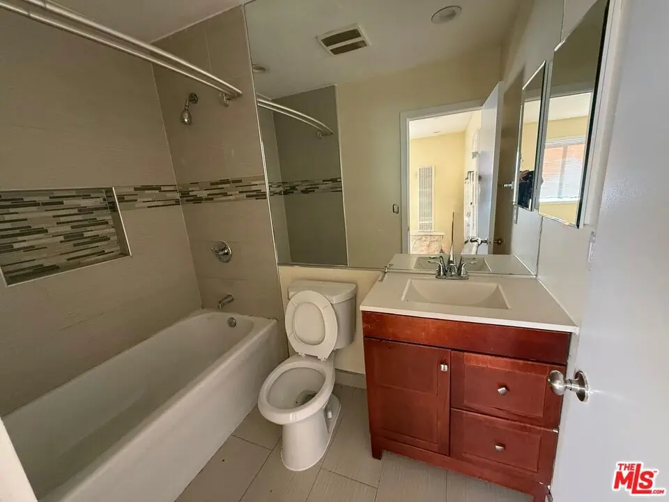 Residential Lease for rent at 3205 Bartdon Avenue, Inglewood, Los Angeles County, CA featuring 2 beds and 1 bath