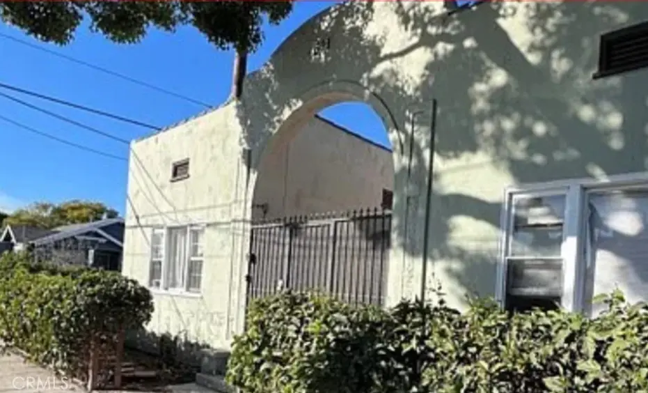 Apartment for rent at 551 W 10th 10, Long Beach, CA and 1 bath