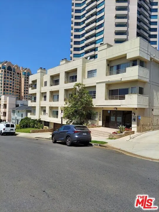 Residential Lease for rent at 10475 Ashton Avenue 201, Los Angeles, Los Angeles County, CA featuring 2 beds and 3 baths