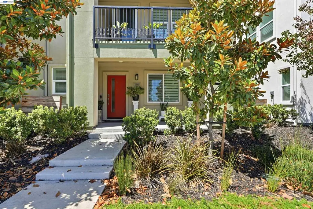 Condominium for sale at 895 Manor Blvd, San Leandro, CA featuring 2 beds and 3 baths