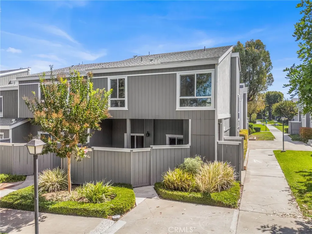 2710 W Segerstrom Avenue F, Santa Ana, CA — listing photo 1