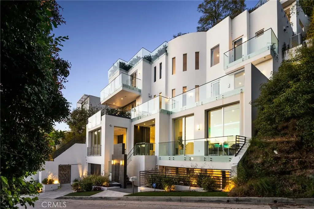 Single Family Residence for rent at 9459 Beverly Crest, Los Angeles, CA featuring 5 beds and 7 baths