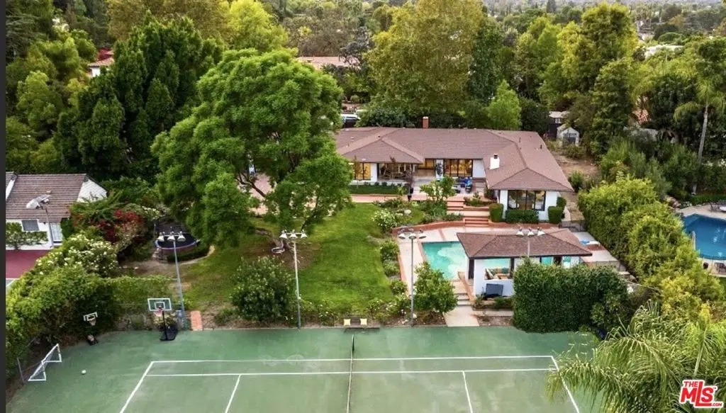 Residential Lease for rent at 4678 White Oak Avenue, Los Angeles, Los Angeles County, CA featuring 5 beds and 4 baths